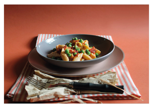 Le penne al salmone che non c'è (con Seirass, paté di pomodori secchi e piselli)
